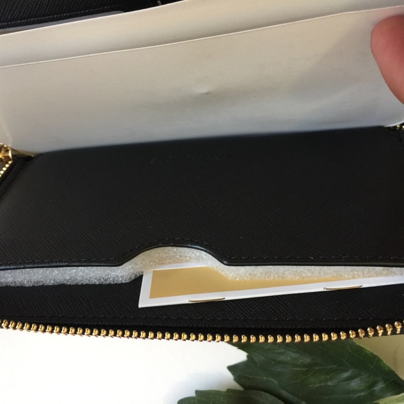 Authentic Michael Kors Multifunction Wallet - Picture 4 of 6